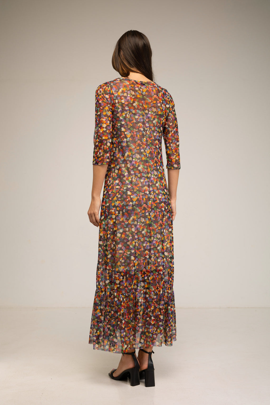 Vestido largo de tul con forro interior y estampado fondo oscuro