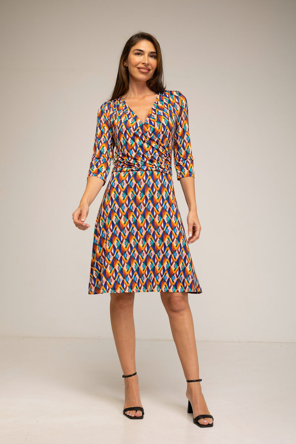 Vestido corto con escote pico cruzado estampado  1