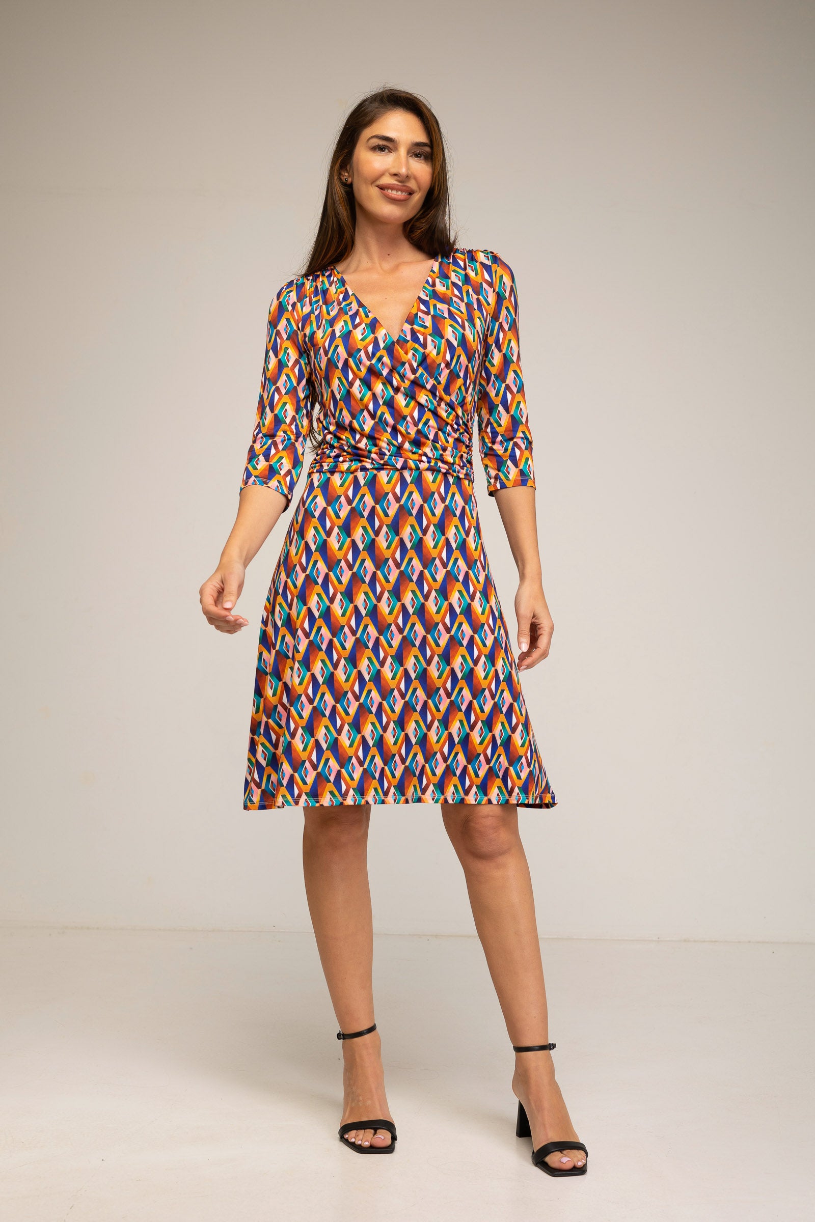 Vestido corto con escote pico cruzado estampado  1