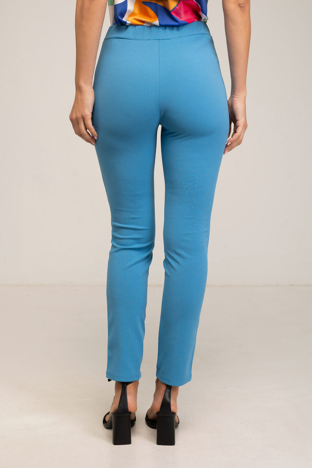 Pantalón pitillo de neocrepe azul turquesa