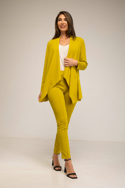 Traje de pantalón y chaqueta abierta verde oliva