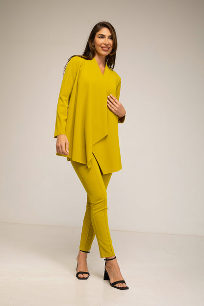 Traje de pantalón y chaqueta abierta verde oliva