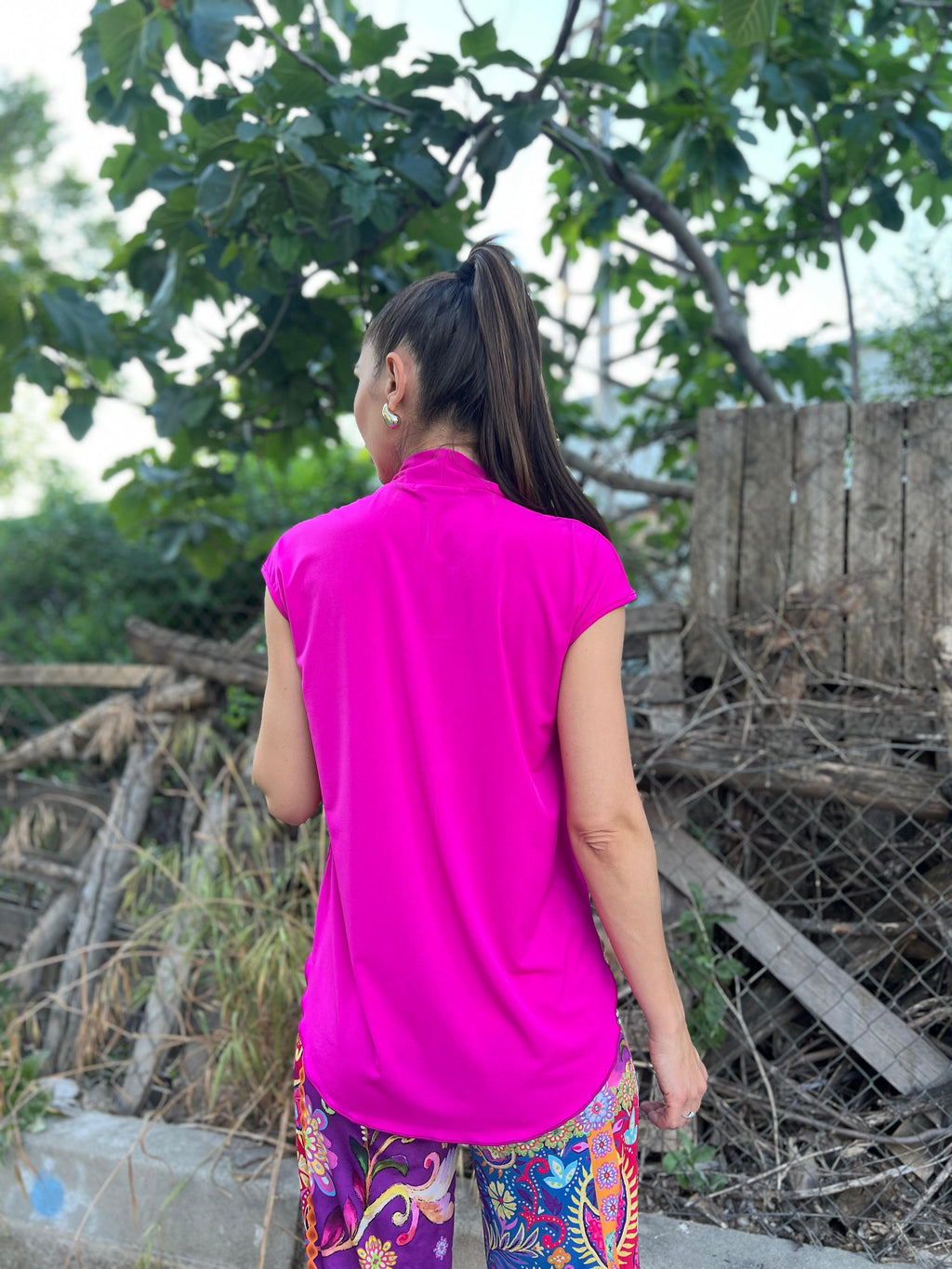 Top manga caída escote pico fuxia