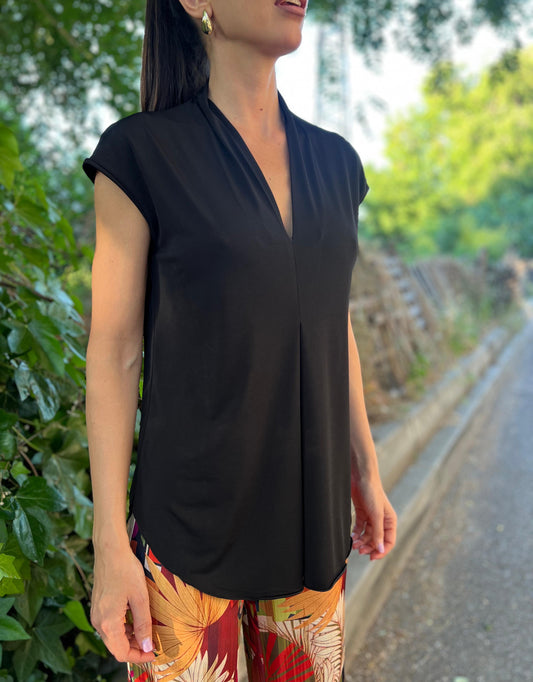 Top manga caída escote pico negro