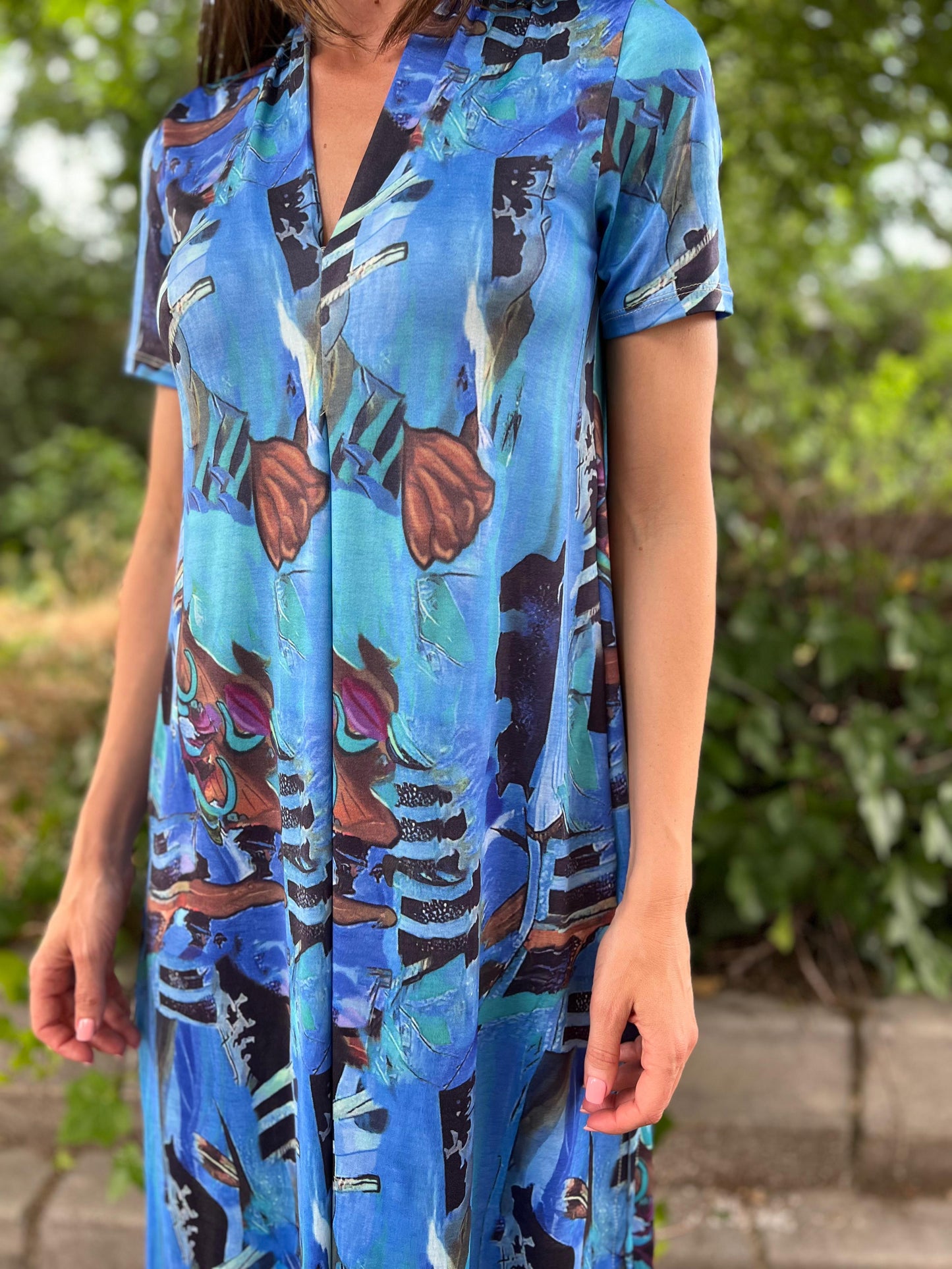 Vestido Midi escote pico estampado fondo azul/choco