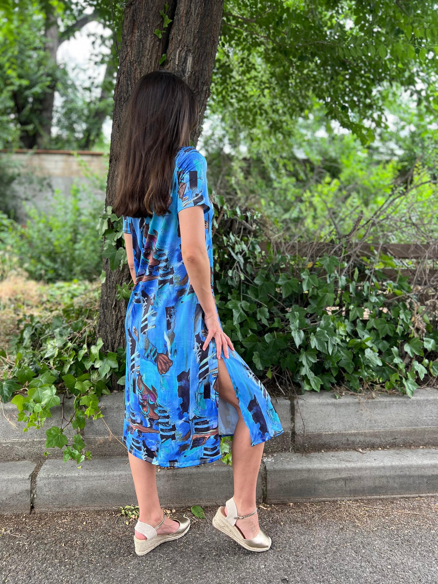 Vestido Midi escote pico estampado fondo azul/choco