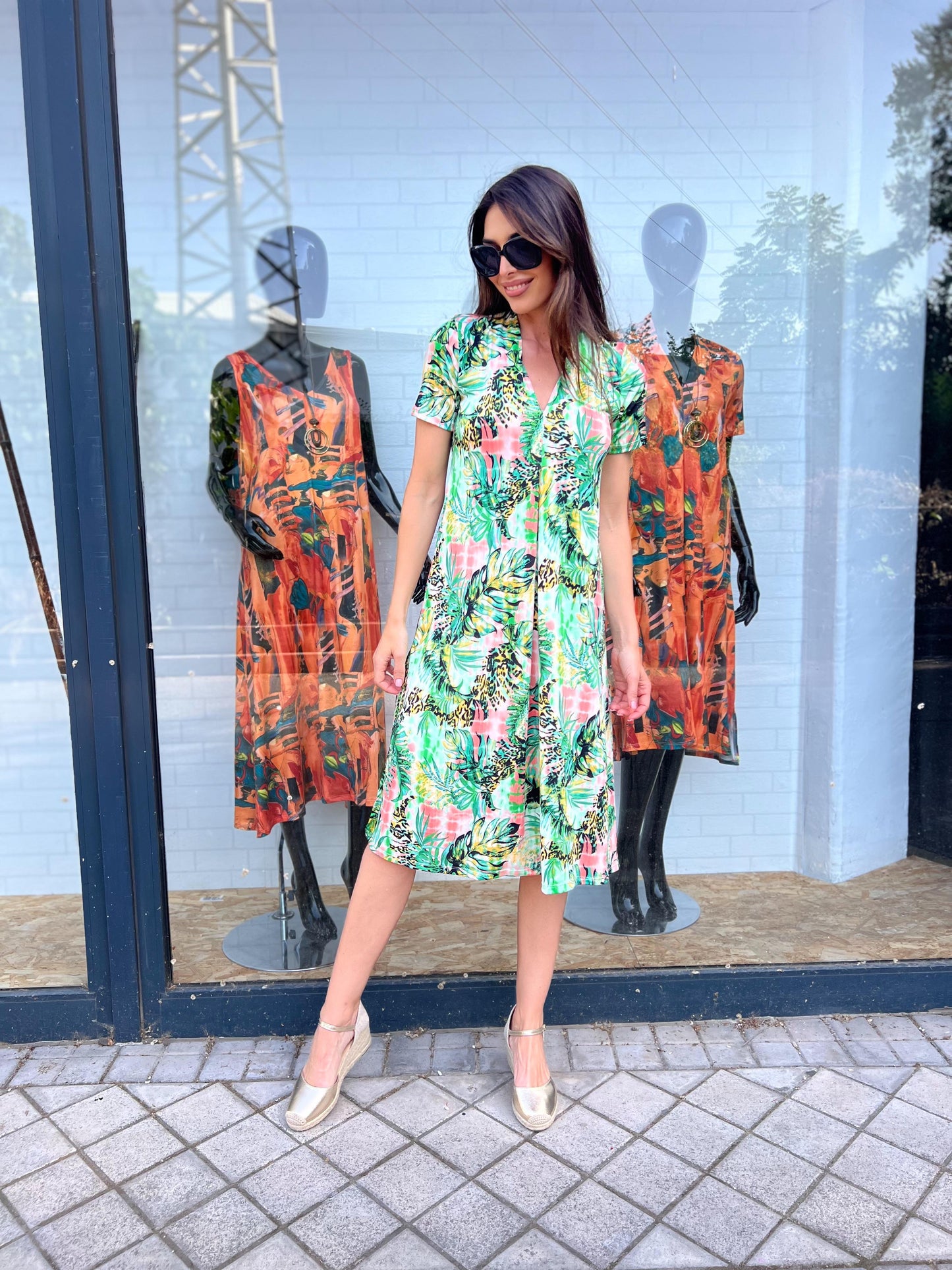 Vestido Midi escote pico estampado selva verde