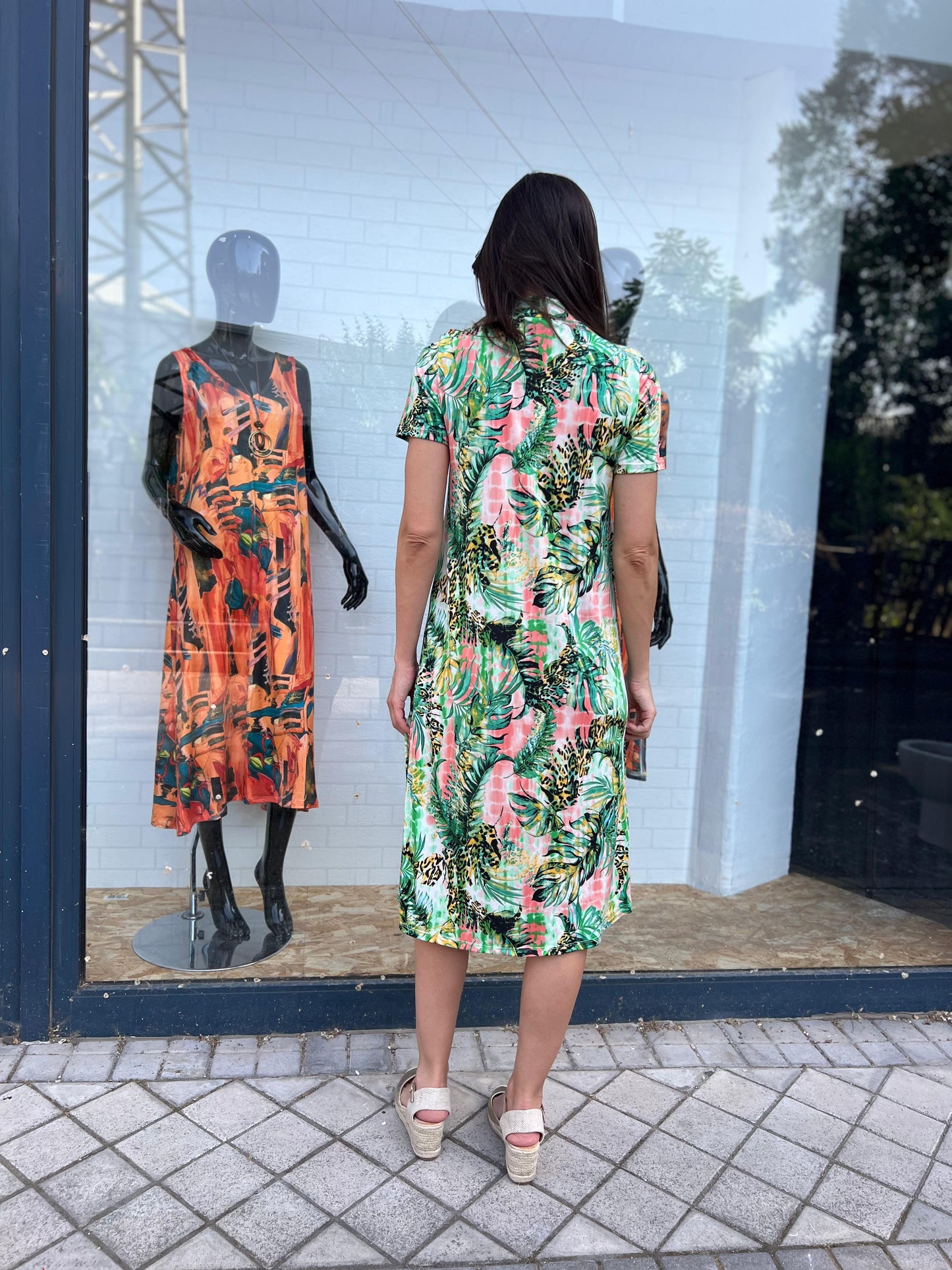 Vestido Midi escote pico estampado selva verde