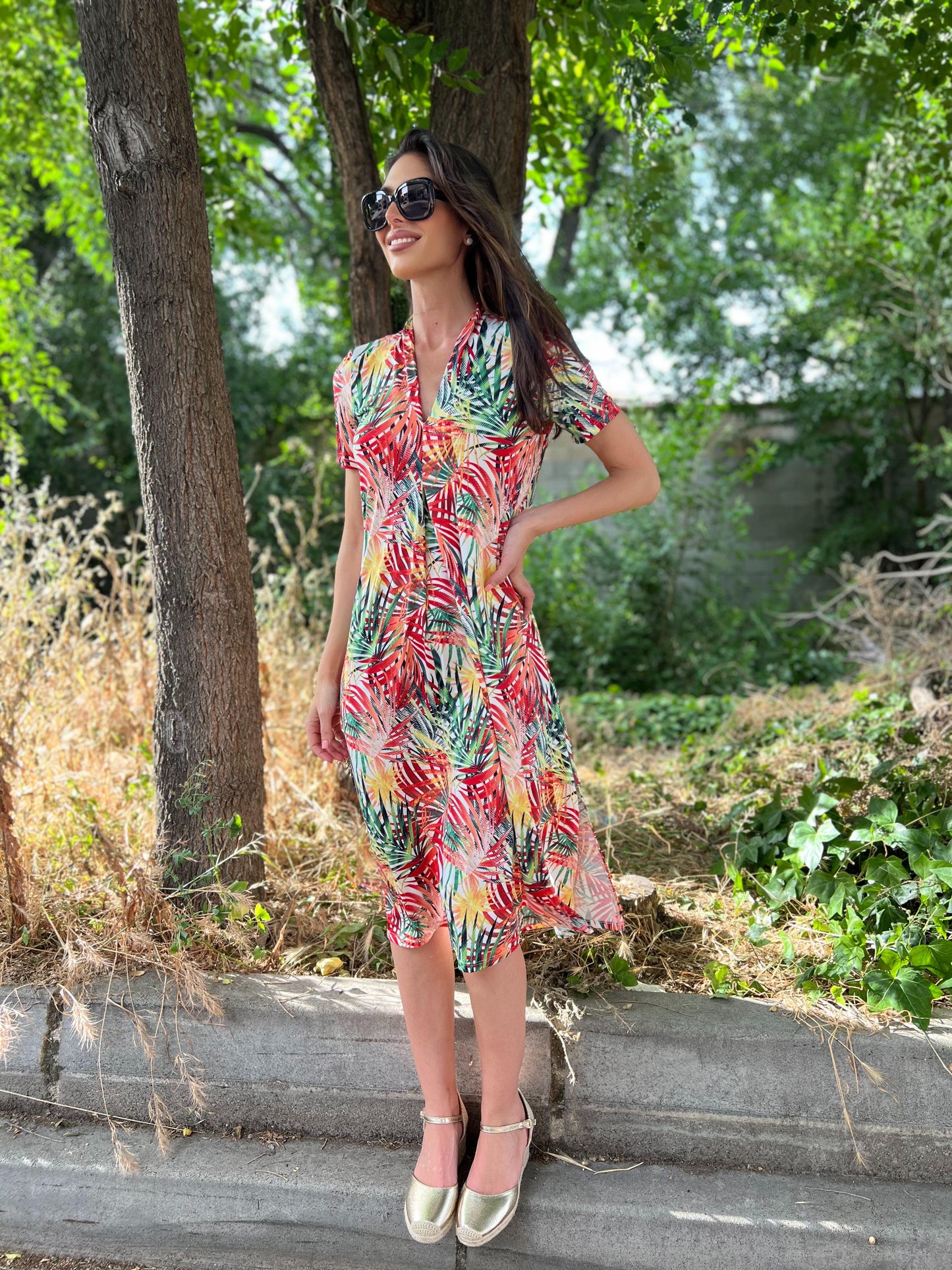 Vestido Midi escote pico estampado hojas palmera multicolor