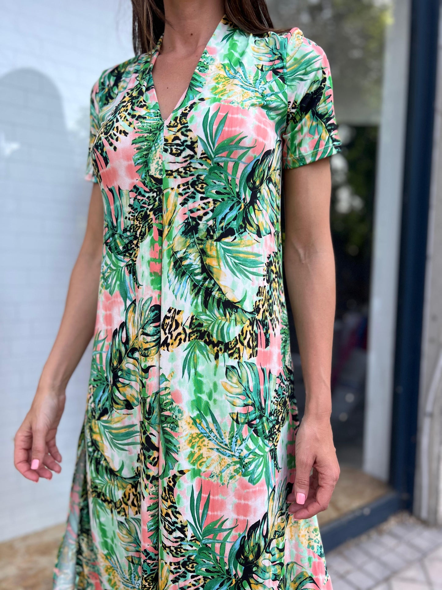 Vestido Midi escote pico estampado selva verde