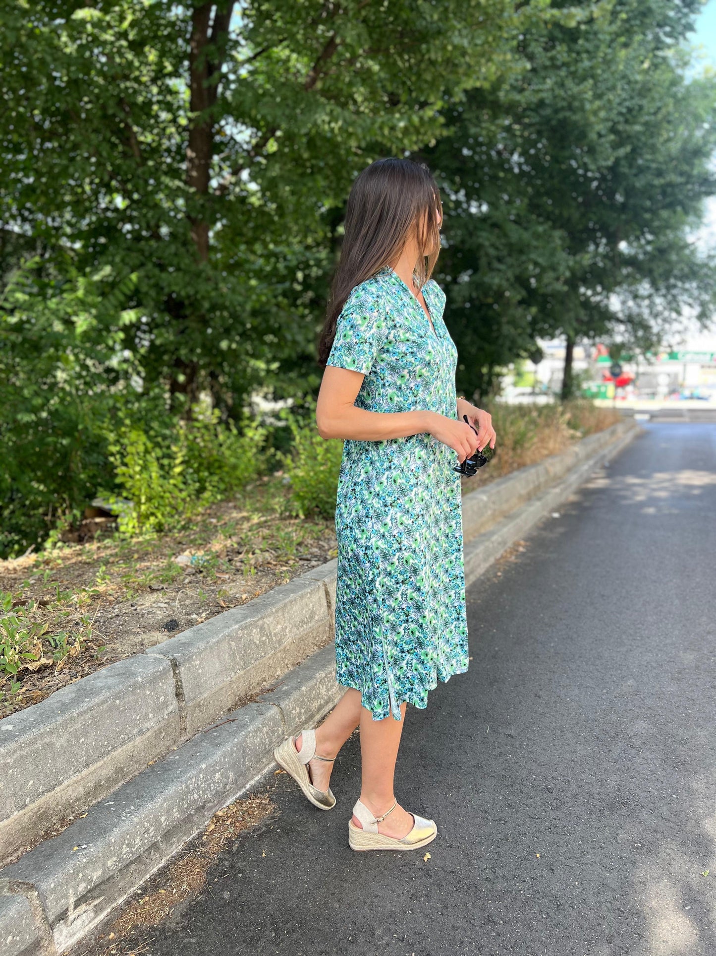 Vestido Midi escote pico estampado flores pequeñas verde