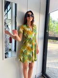 Vestido corto escote pico estampado hoja palmera