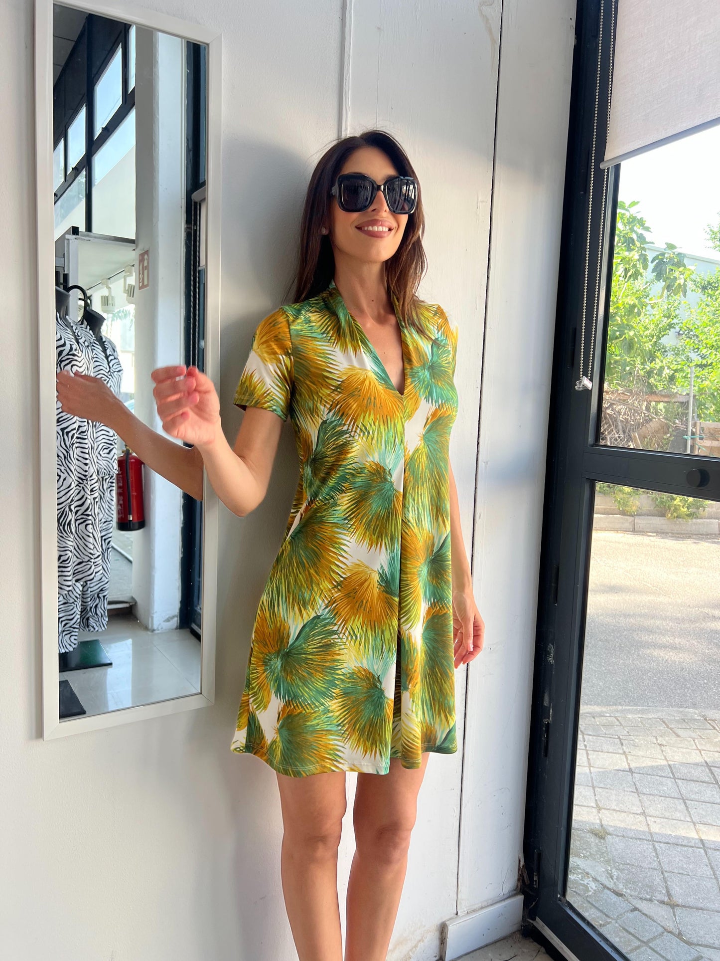 Vestido corto escote pico estampado hoja palmera