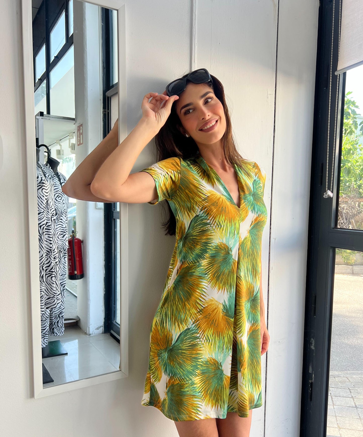 Vestido corto escote pico estampado hoja palmera