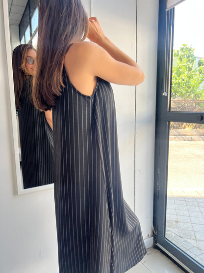 Vestido de tirantes en simil lino color negro con raya diplomática