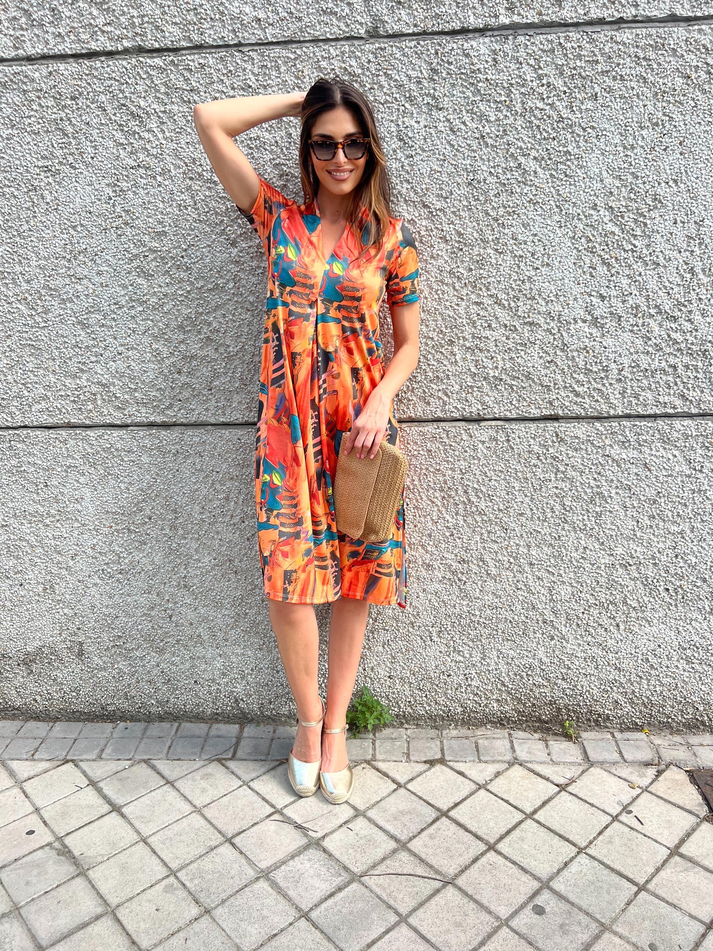 Vestido Midi escote pico estampado fondo naranja/choco