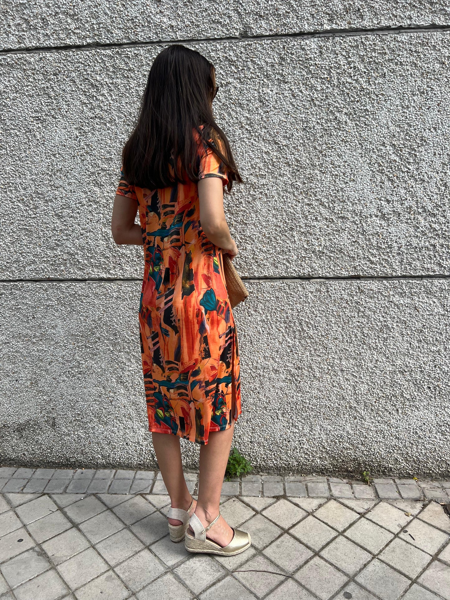 Vestido Midi escote pico estampado fondo naranja/choco