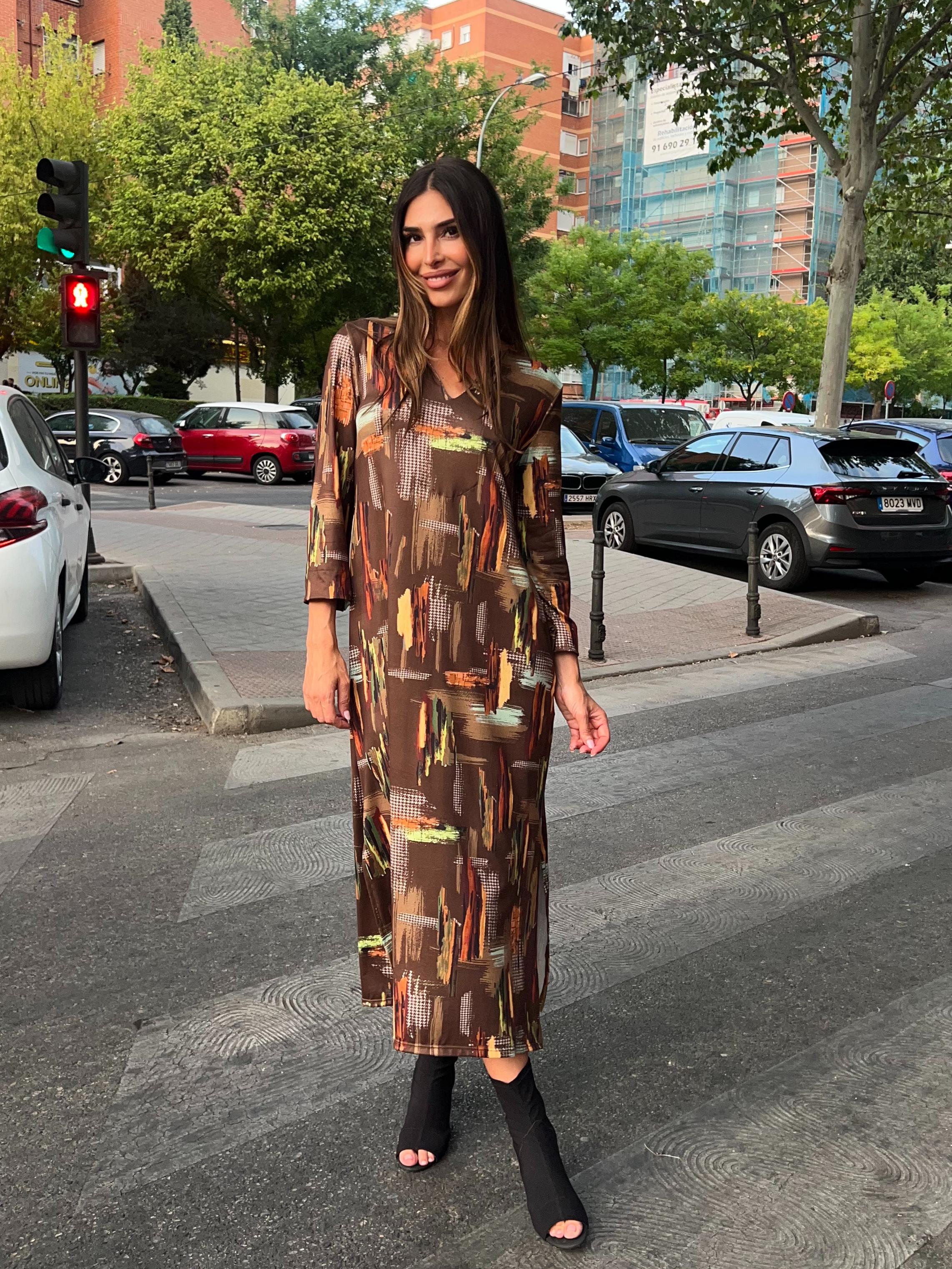 Vestido largo escote pico estampado fondo marrón