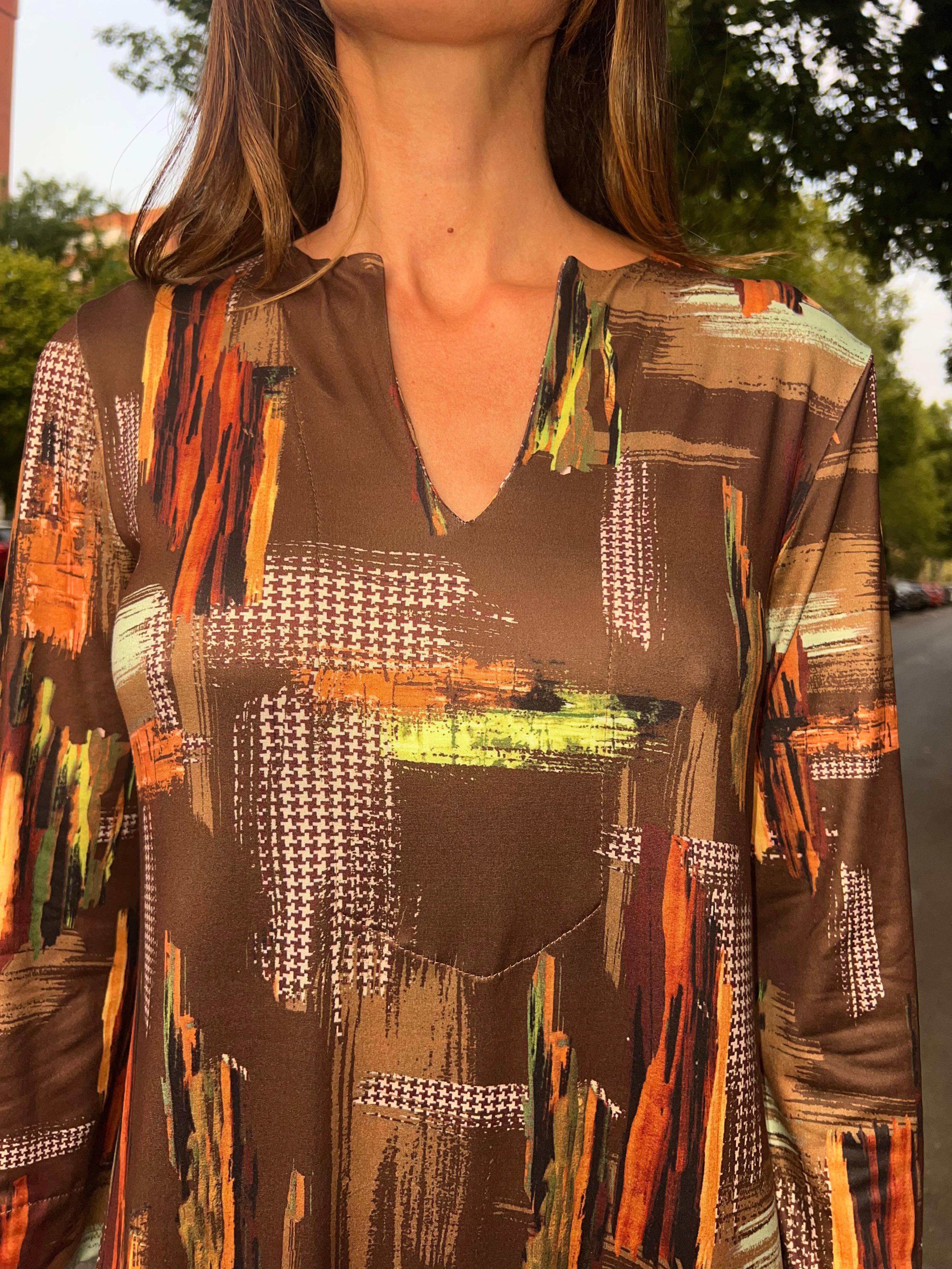 Vestido largo escote pico estampado fondo marrón