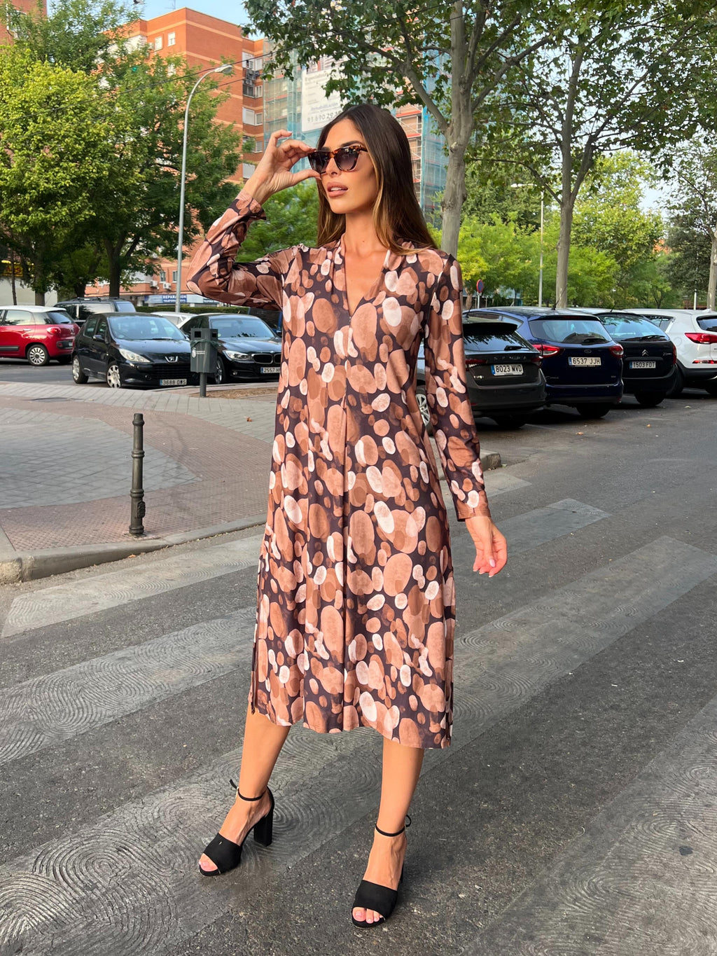 Vestido midi escote pico estampado fondo marrón