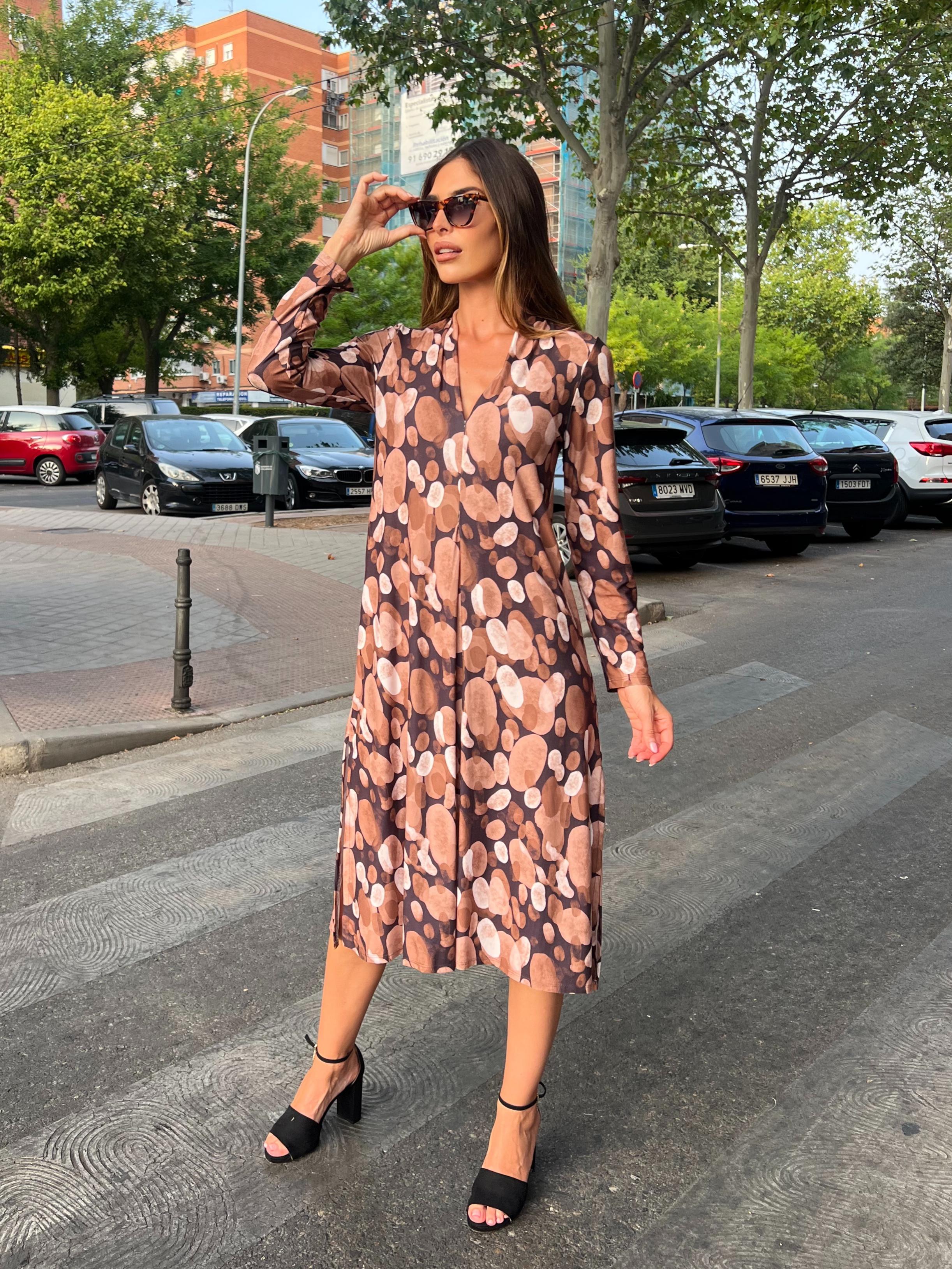 Vestido midi escote pico estampado fondo marrón
