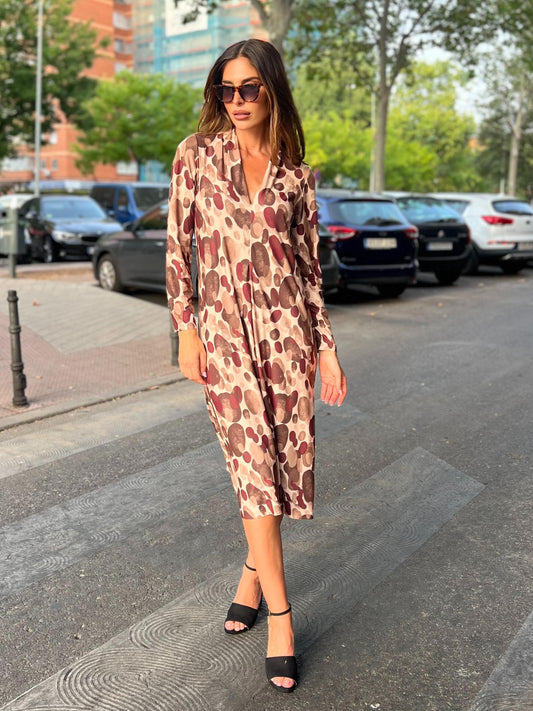 Vestido midi escote pico estampado fondo crudo pastillas