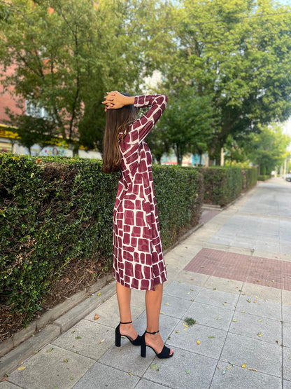 Vestido midi escote pico estampado jirafa granate
