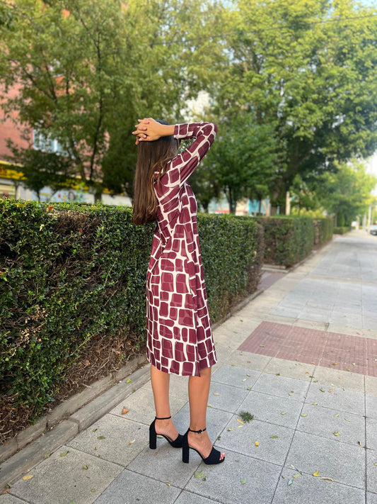 Vestido midi escote pico estampado jirafa granate