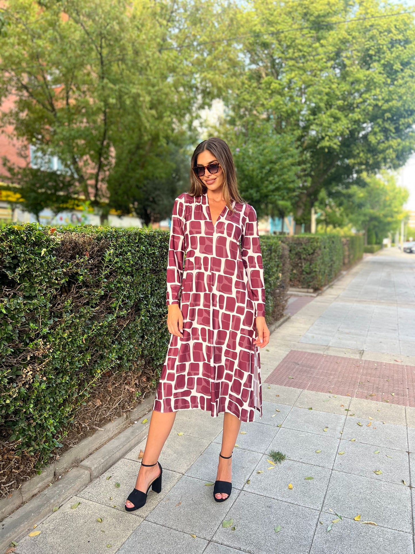 Vestido midi escote pico estampado jirafa granate
