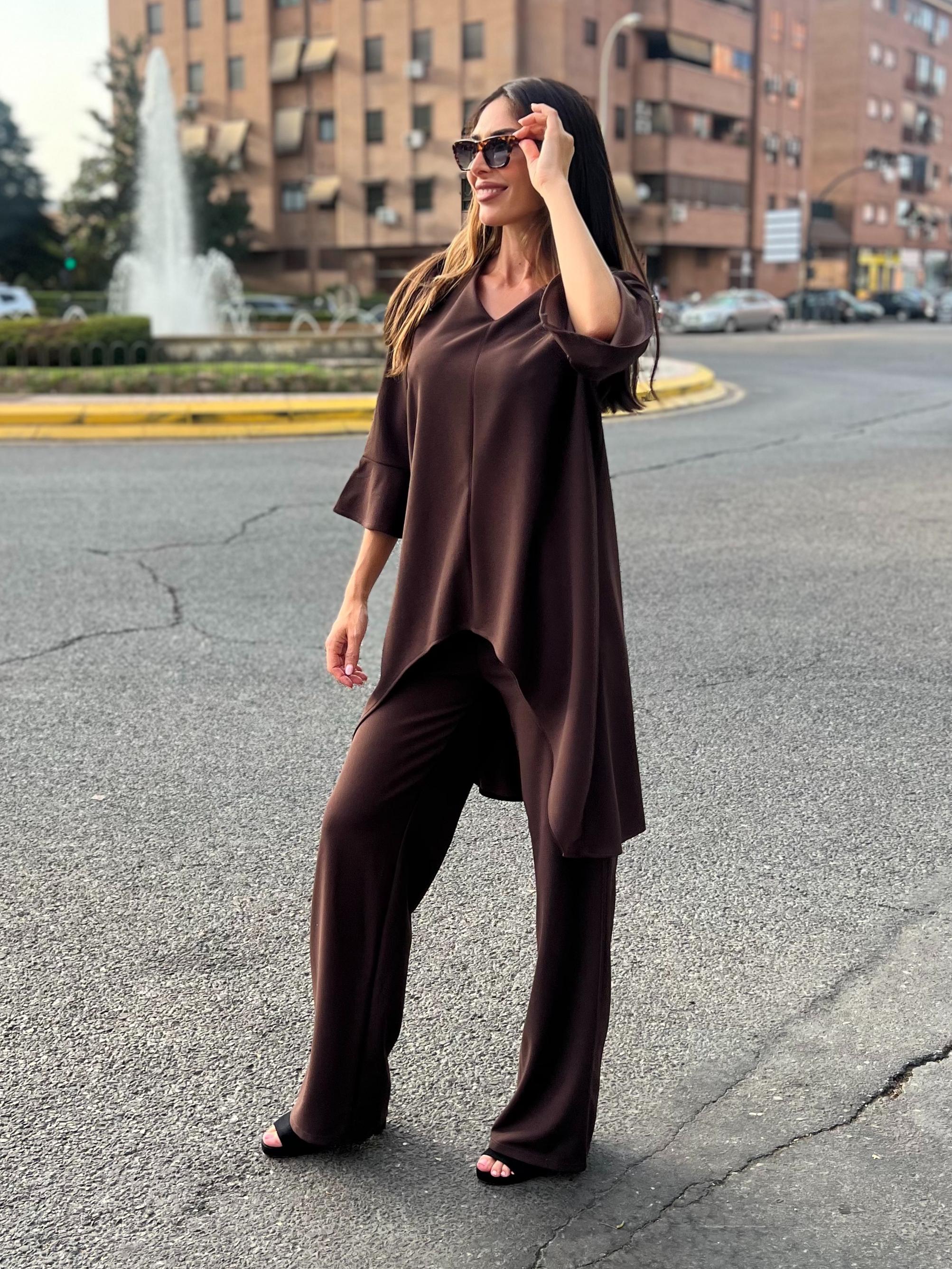 Conjunto túnica larga y pantalón en neocrepe marron chocolate