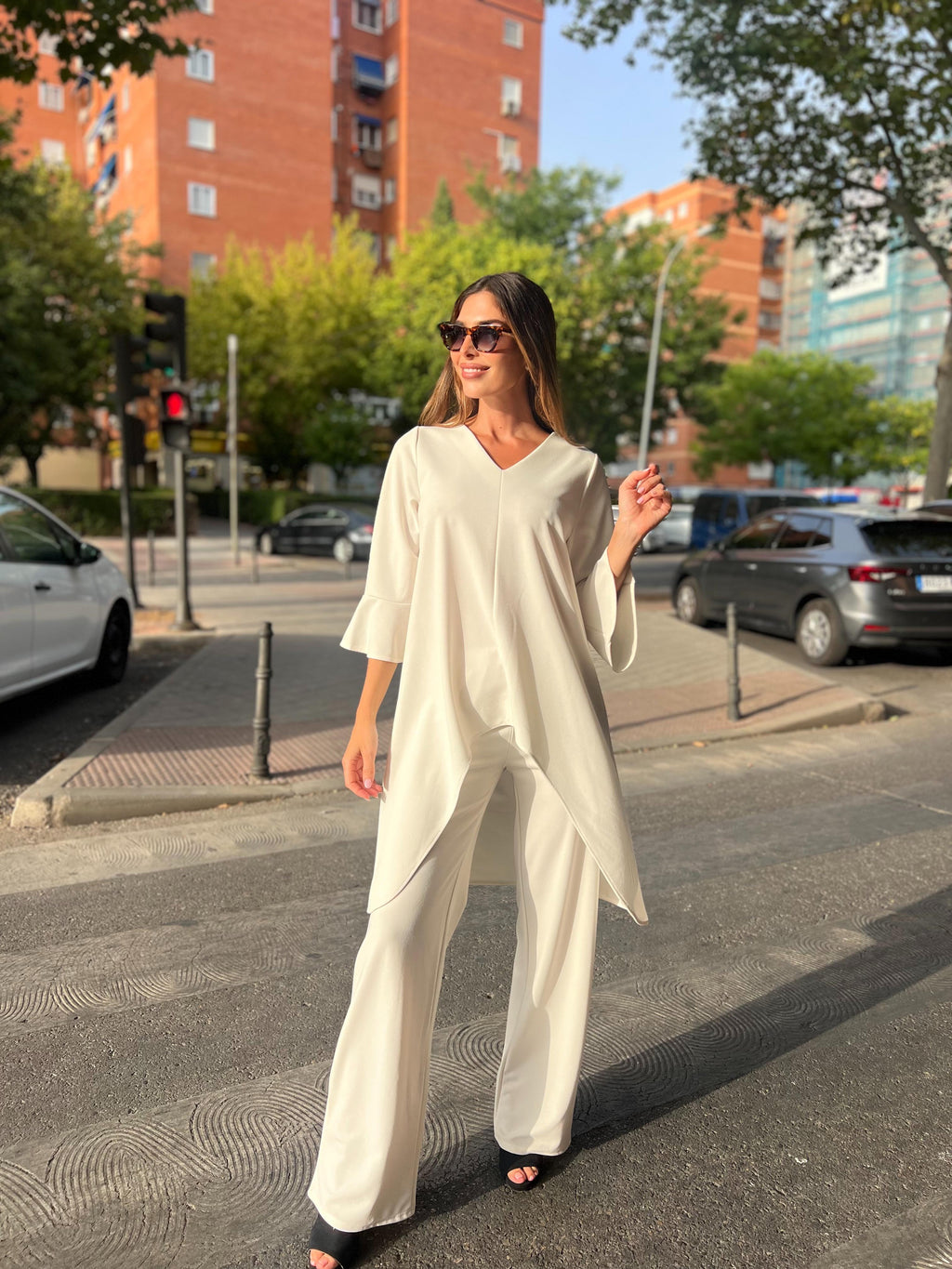 Conjunto túnica larga y pantalón en neocrepe crudo