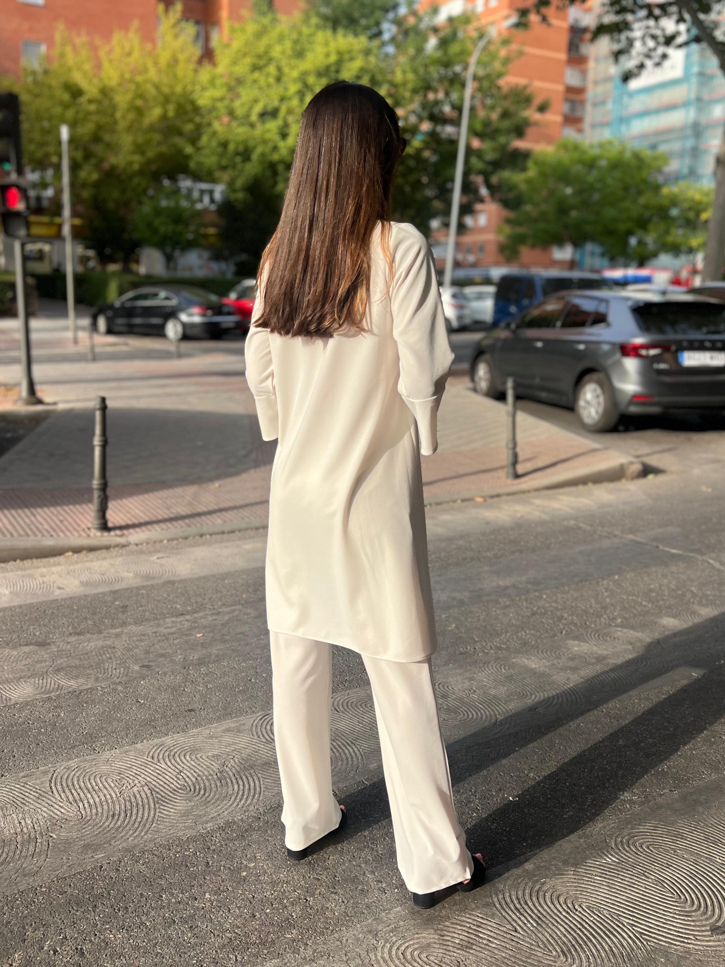 Conjunto túnica larga y pantalón en neocrepe crudo