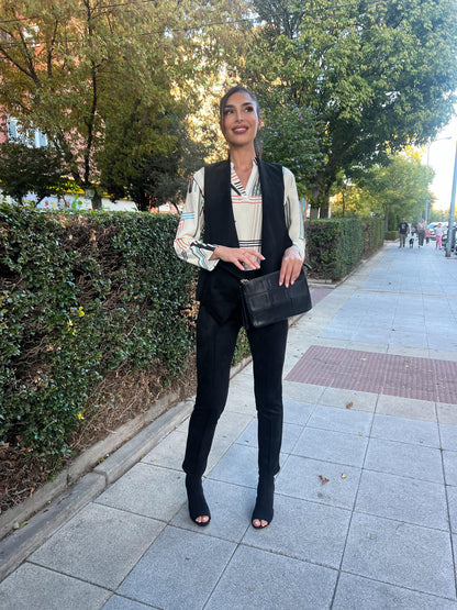 Conjunto de pantalón y chaleco de antelina en color negro