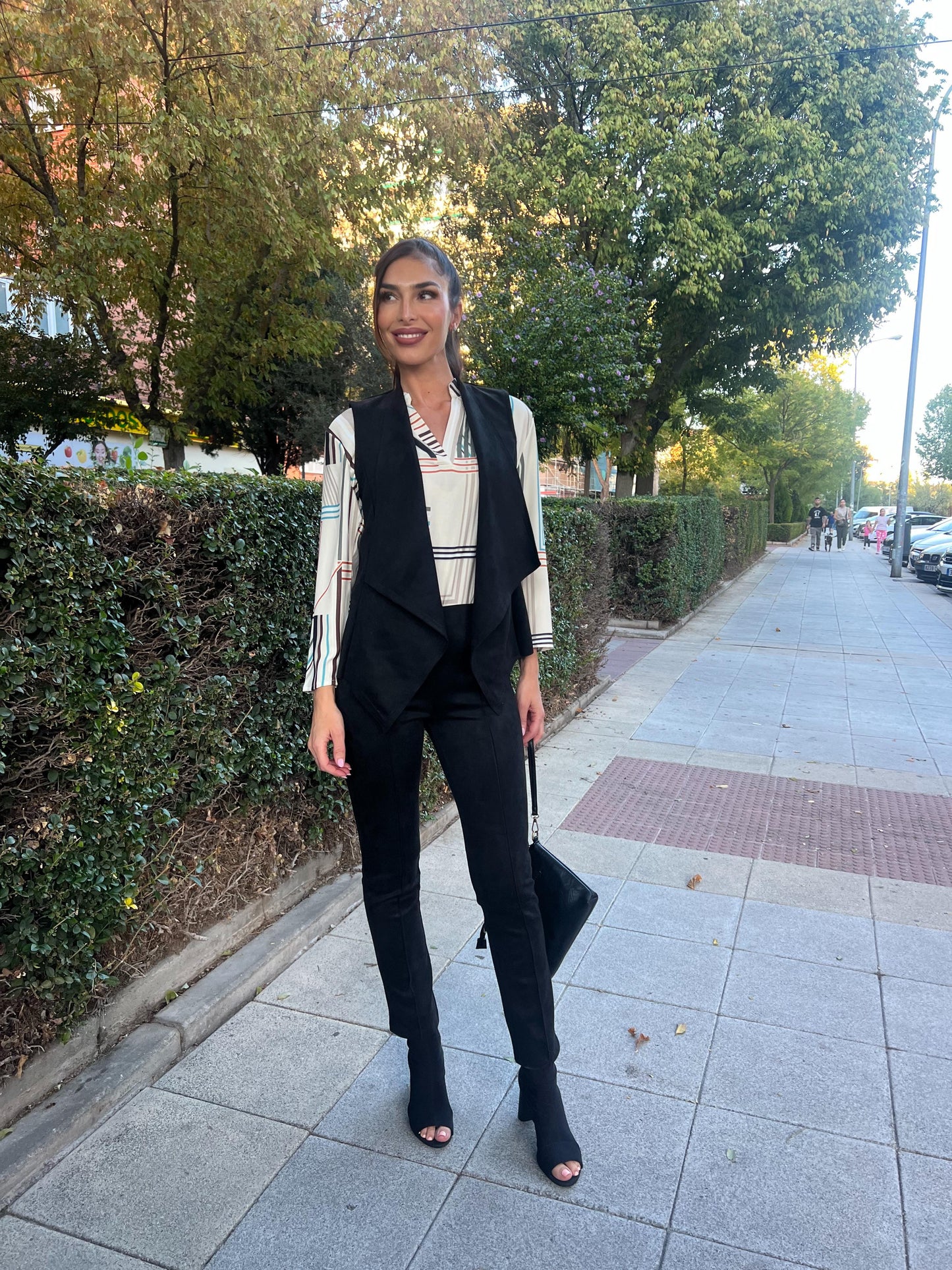 Conjunto de pantalón y chaleco de antelina en color negro