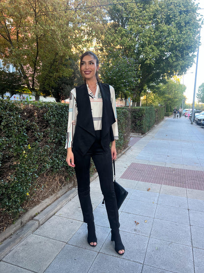 Conjunto de pantalón y chaleco de antelina en color negro