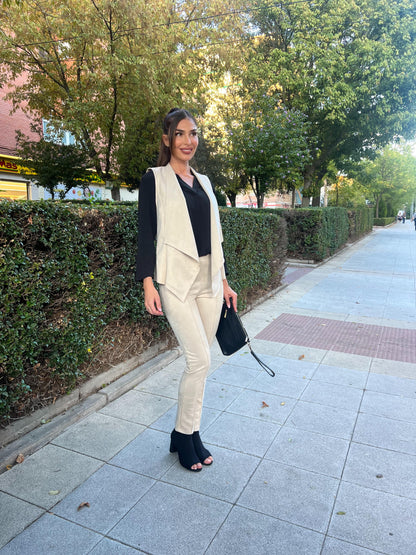 Conjunto de pantalón y chaleco de antelina en color crudo