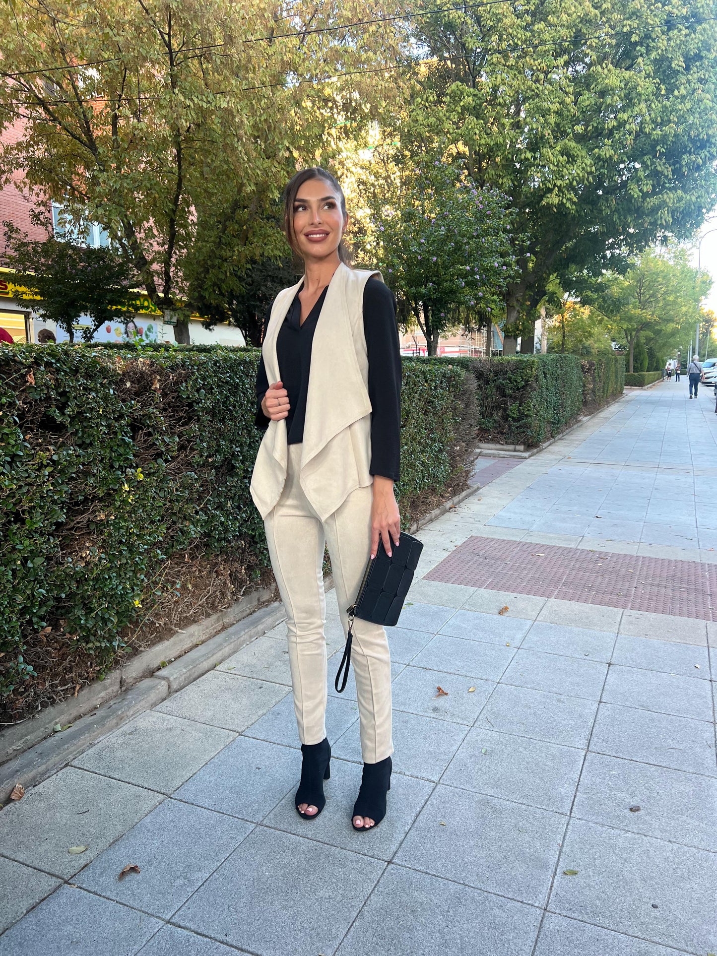 Conjunto de pantalón y chaleco de antelina en color crudo