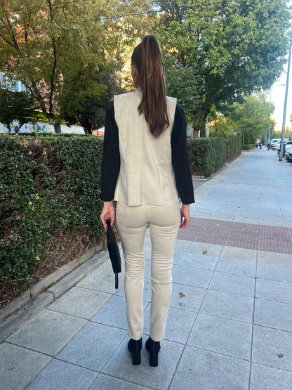 Conjunto de pantalón y chaleco de antelina en color crudo