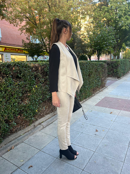 Conjunto de pantalón y chaleco de antelina en color crudo