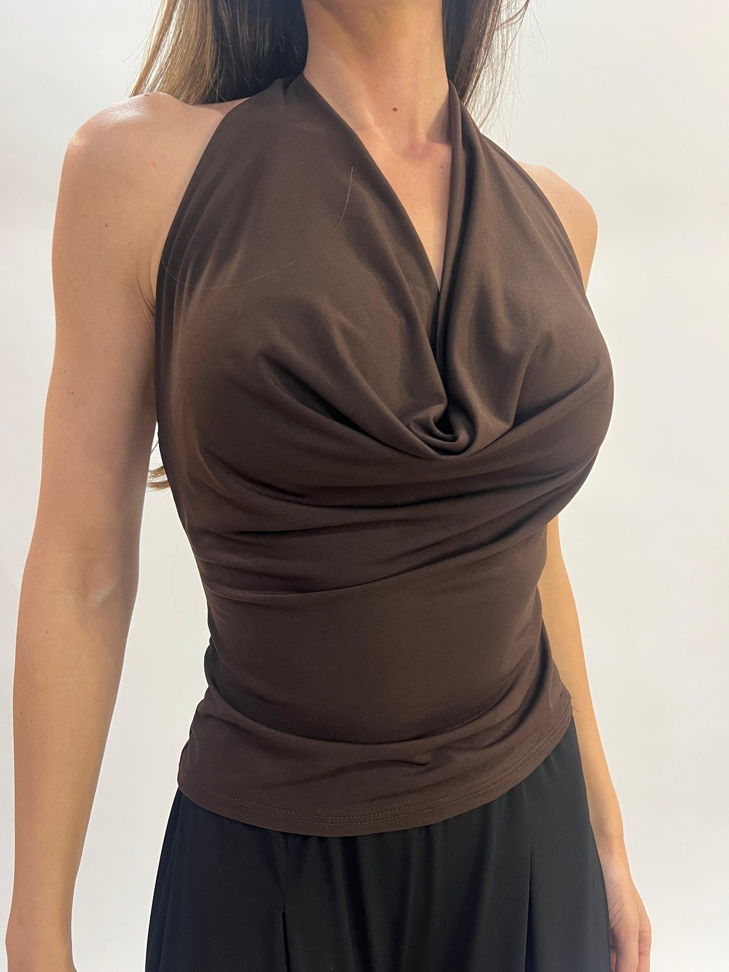 Top Halter de licra con escote drapeado