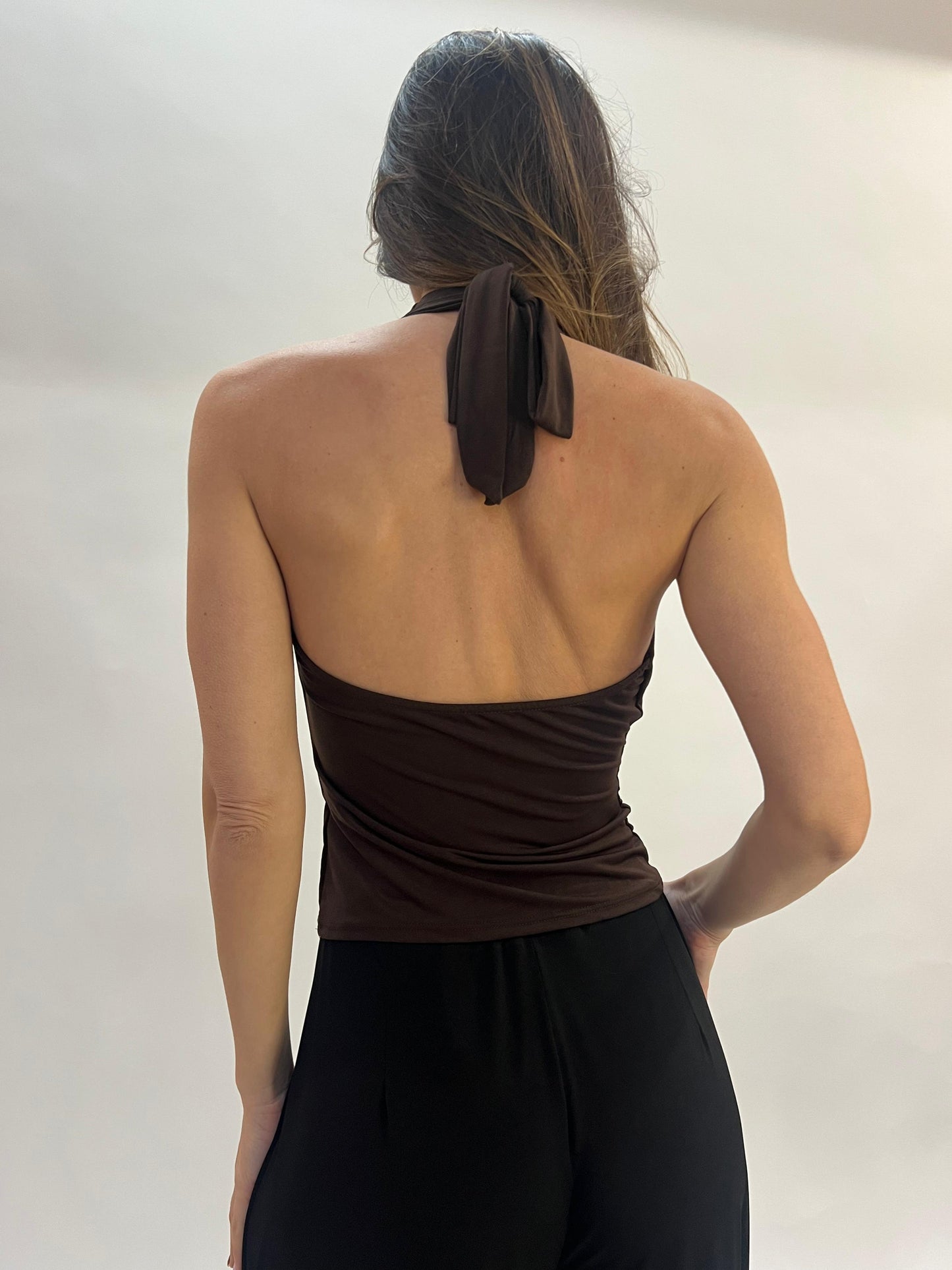 Top Halter de licra con escote drapeado