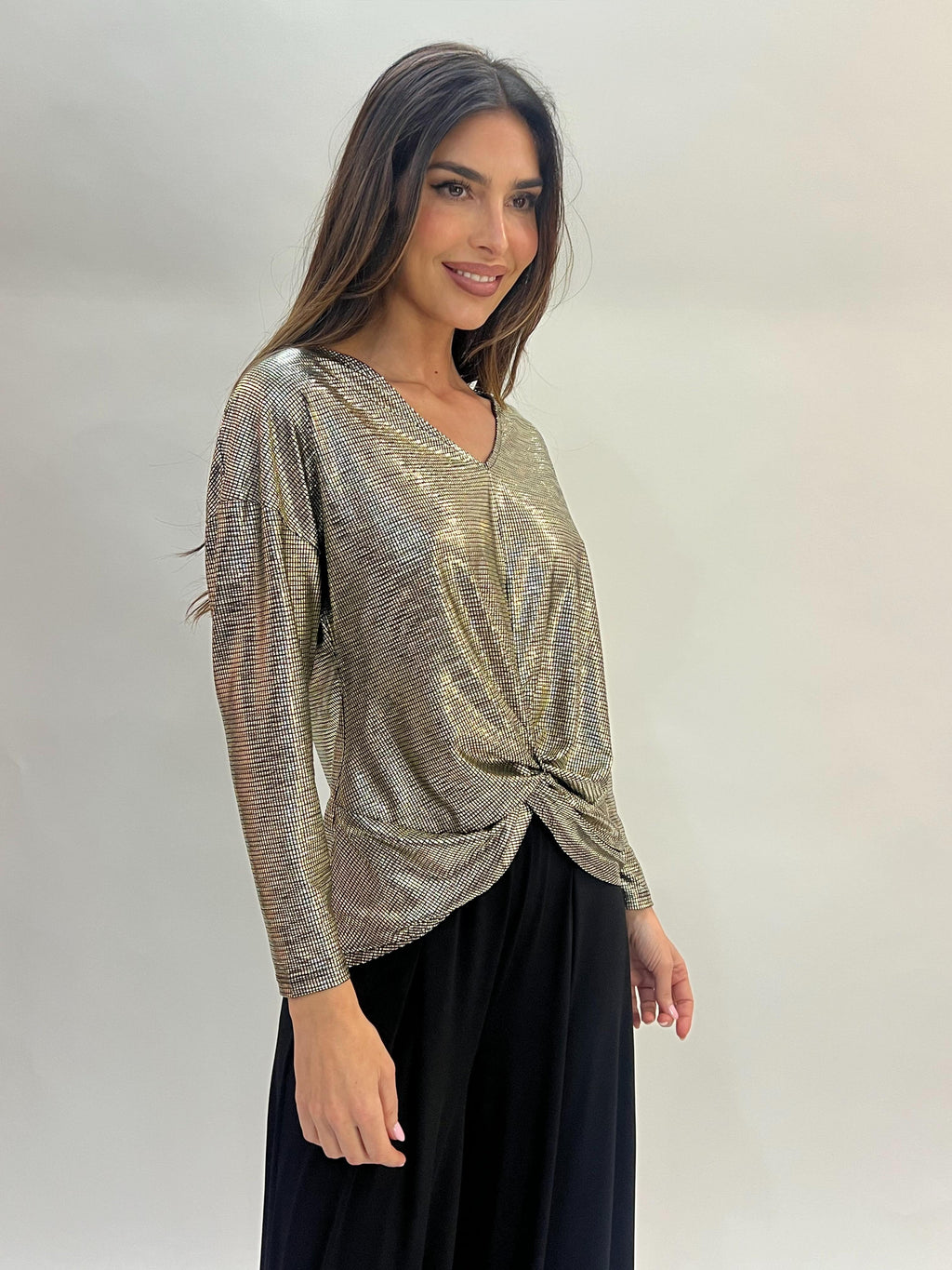 Camiseta de fiesta dorada con nudo frontal