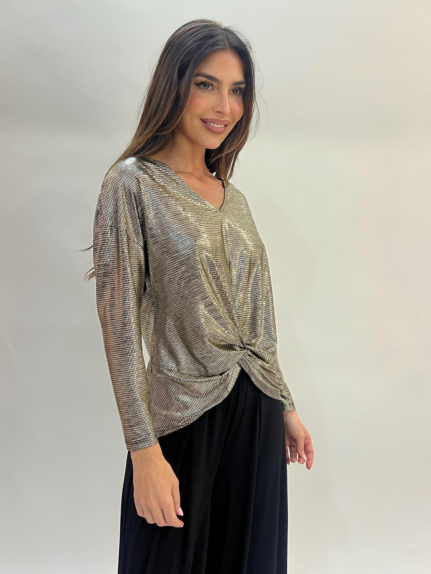 Camiseta de fiesta dorada con nudo frontal