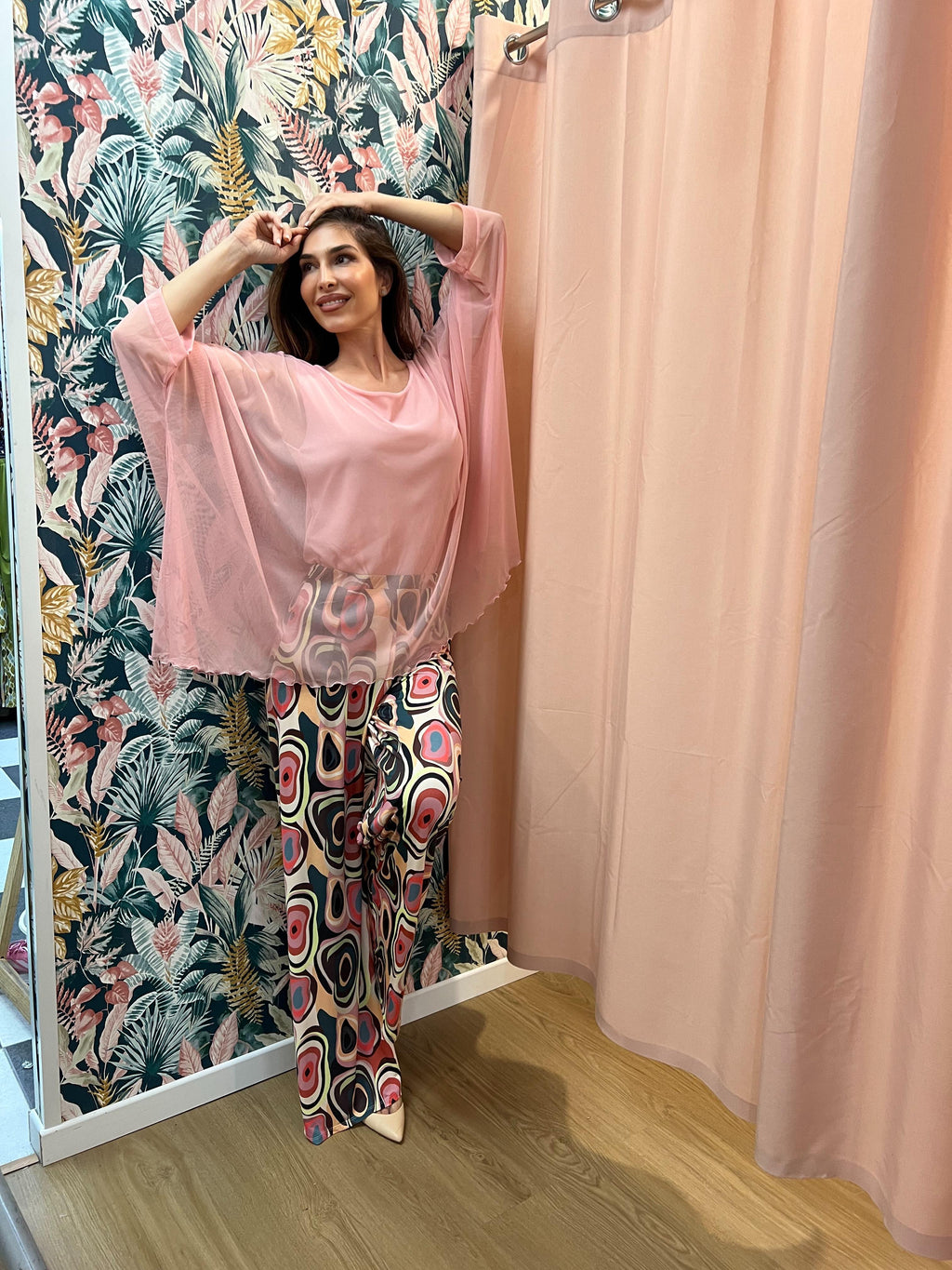 Conjunto elegante mujer con túnica de tul y pantalón palazzo fluído
