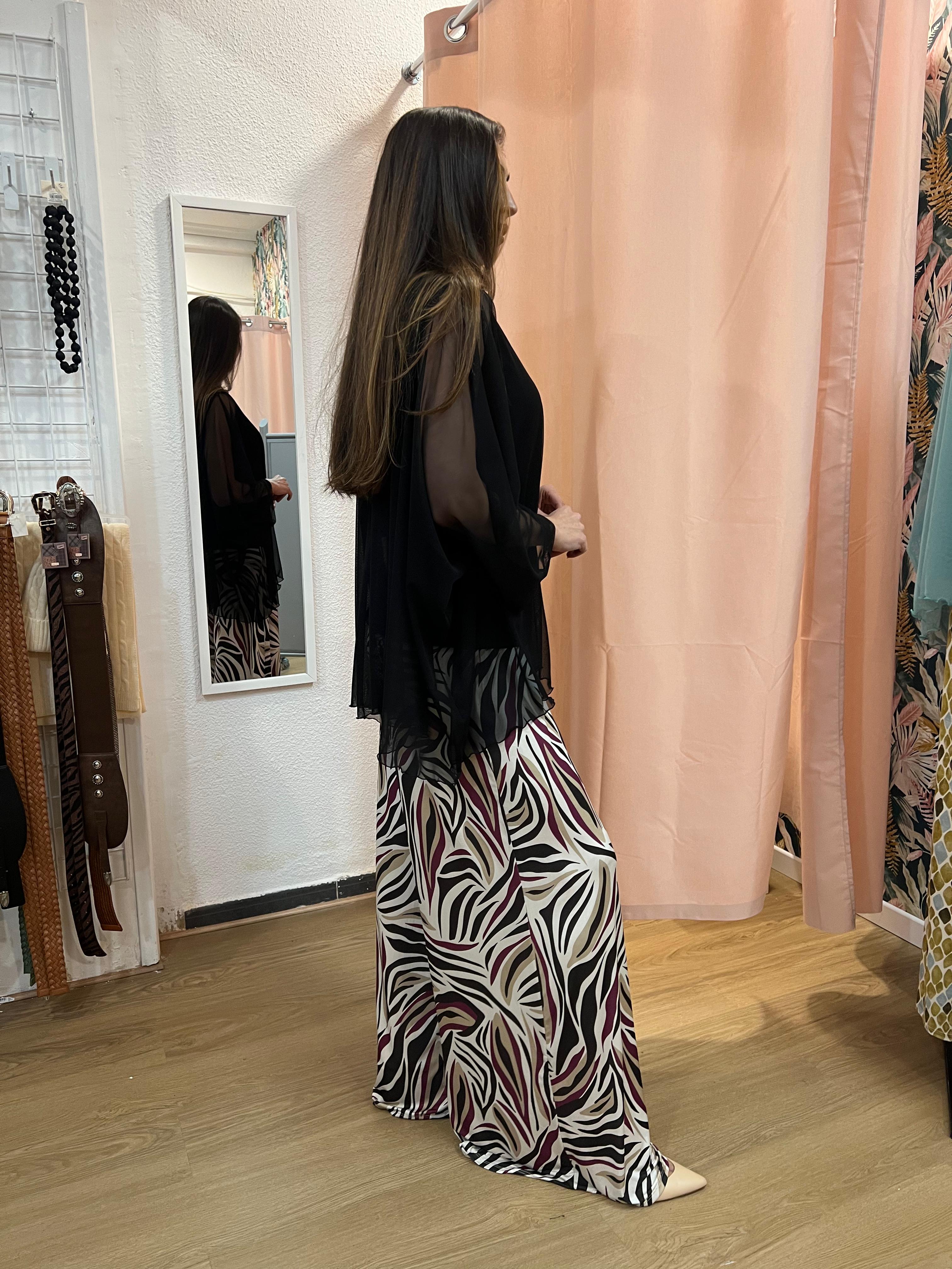 Conjunto elegante mujer con túnica de tul y pantalón palazzo fluído