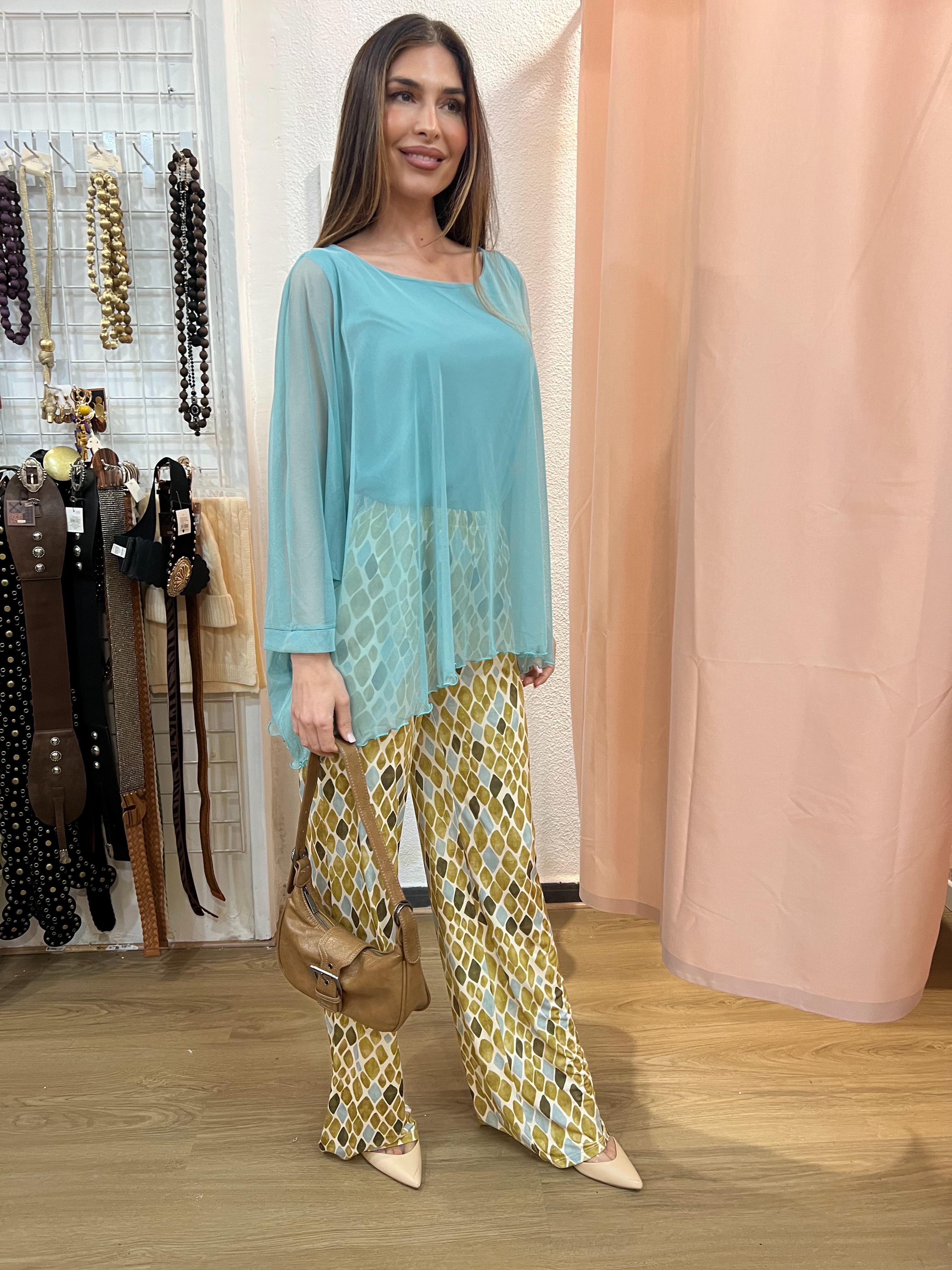 Conjunto elegante mujer con túnica de tul y pantalón estampado fluido