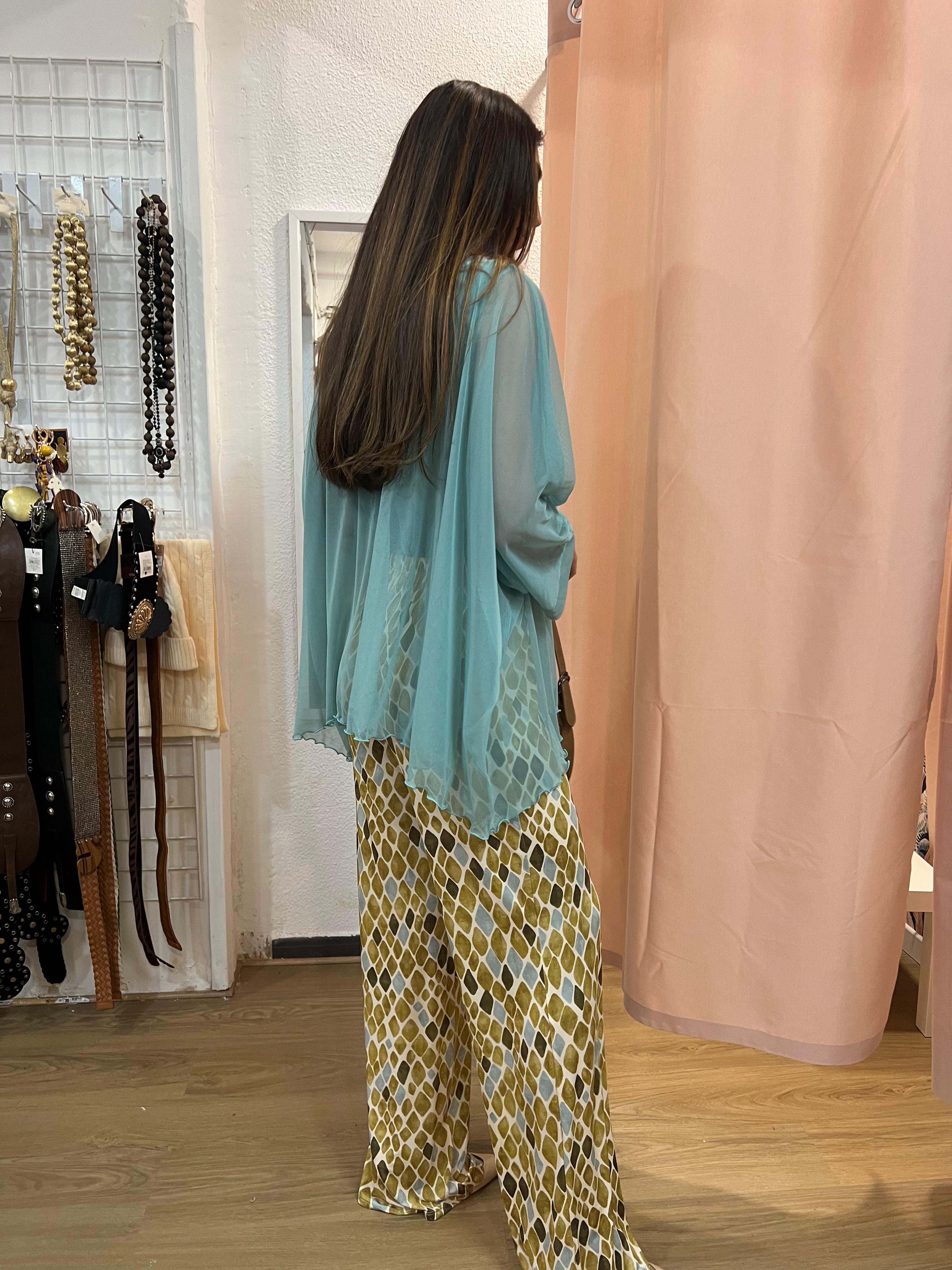 Conjunto elegante mujer con túnica de tul y pantalón estampado fluido