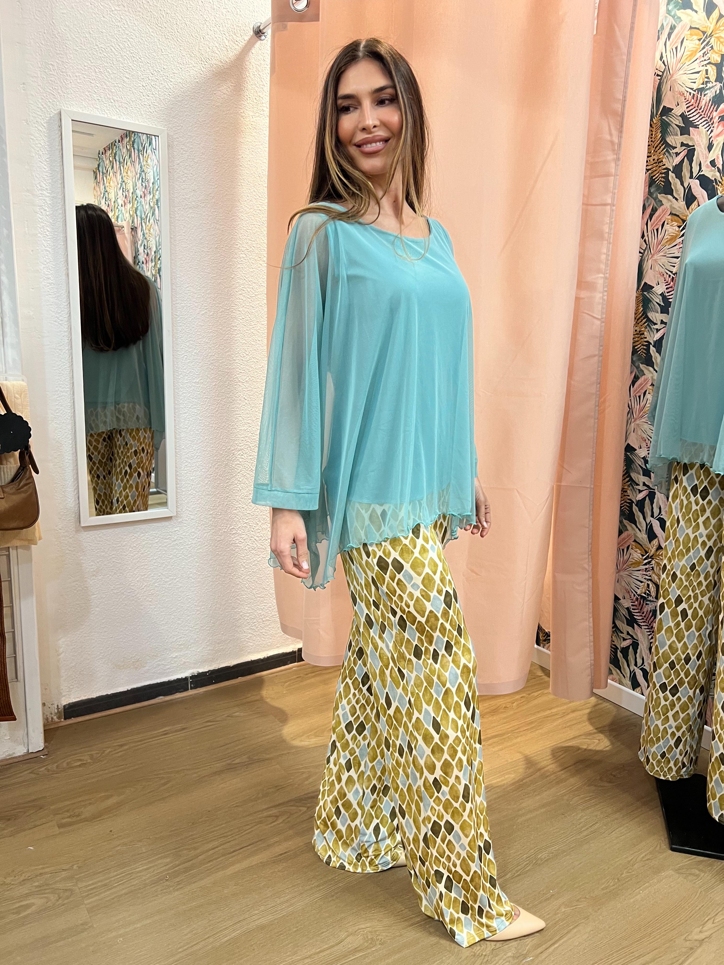 Conjunto elegante mujer con túnica de tul y pantalón estampado fluido