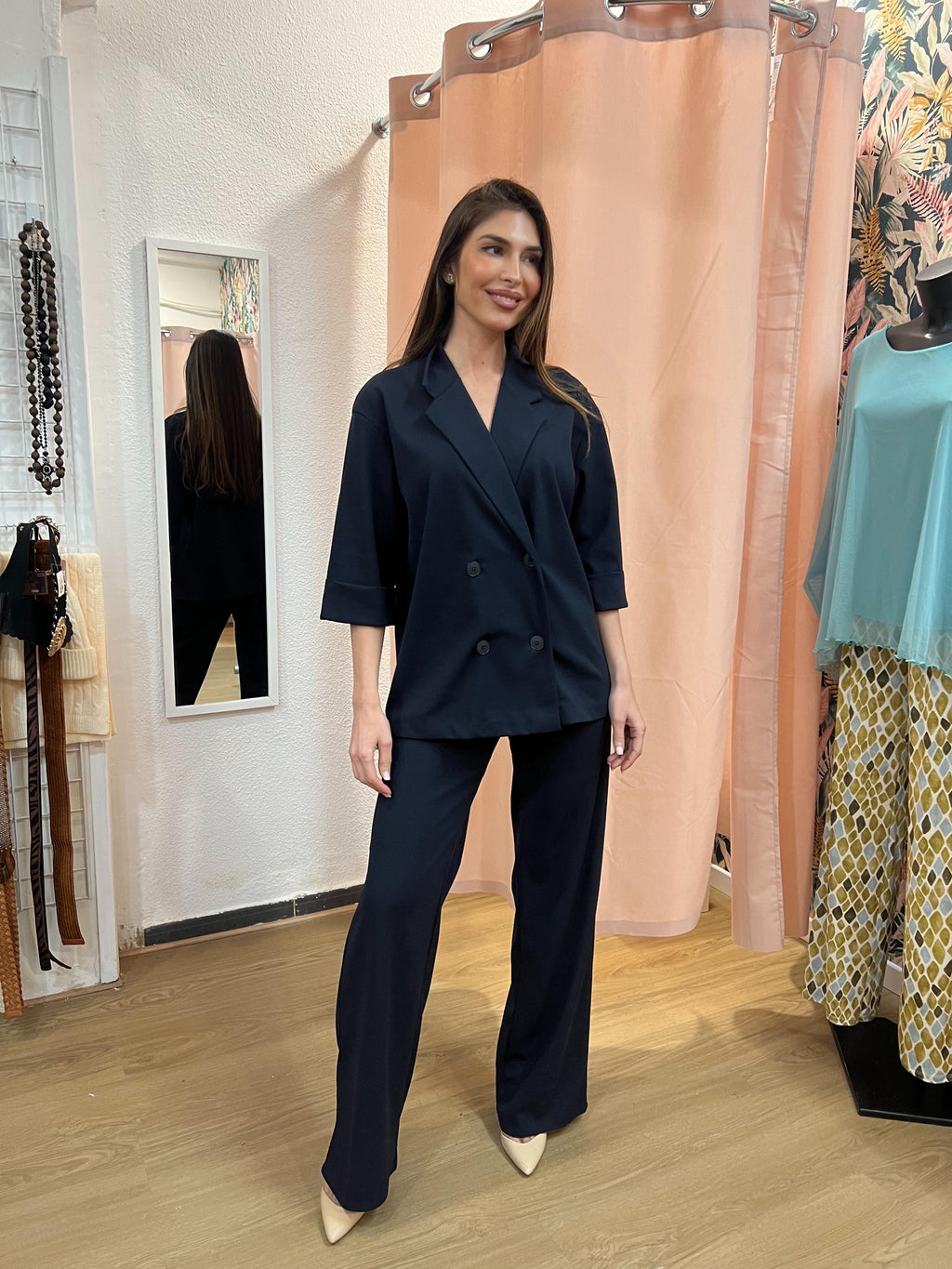 Conjunto elegante de mujer con blazer y pantalón recto disponible en marino y negro