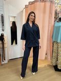 Conjunto elegante de mujer con blazer y pantalón recto disponible en marino y negro